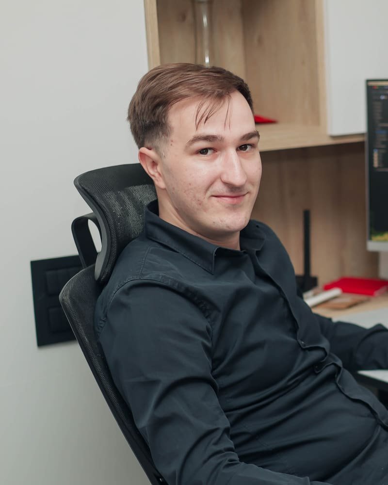 A member of the TekPiq team at their desk